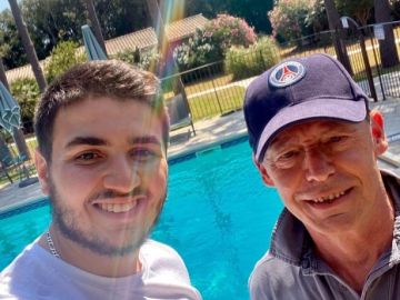 Nous connaissons un certain Michel Provot-Montana qui a vécu un horrible moment au bord de la piscine de notre hôtel 😜

L'avez-vous reconnu ?! ⚽
Speaker...