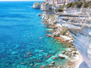 Découvrez la beauté sauvage de Bonifacio, entre falaises calcaires et eaux cristallines, pour des vacances inoubliables en Corse ! 💙

Pour réserver votre...